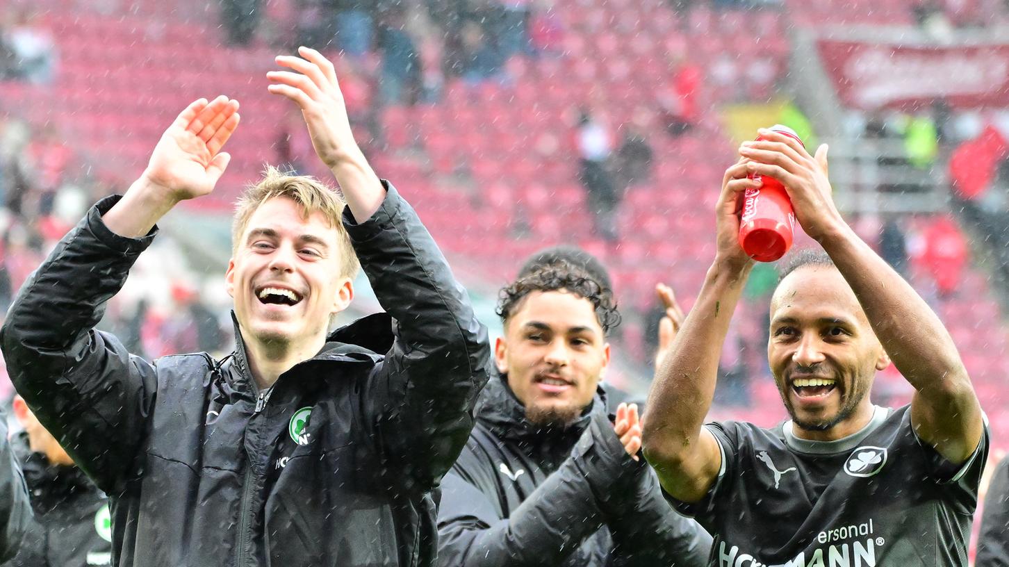 Luca Itter (links) muss auch am Sonntag aussetzen - will aber nach dem Spiel wieder mit seinen Kollegen feiern. Luca Itter (links) muss auch am Sonntag aussetzen - will aber nach dem Spiel wieder mit seinen Kollegen feiern.