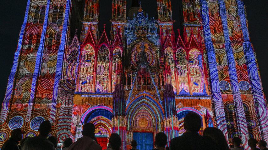 Im Sommer erstrahlt die Kathedrale von Rouen im Lichterglanz.