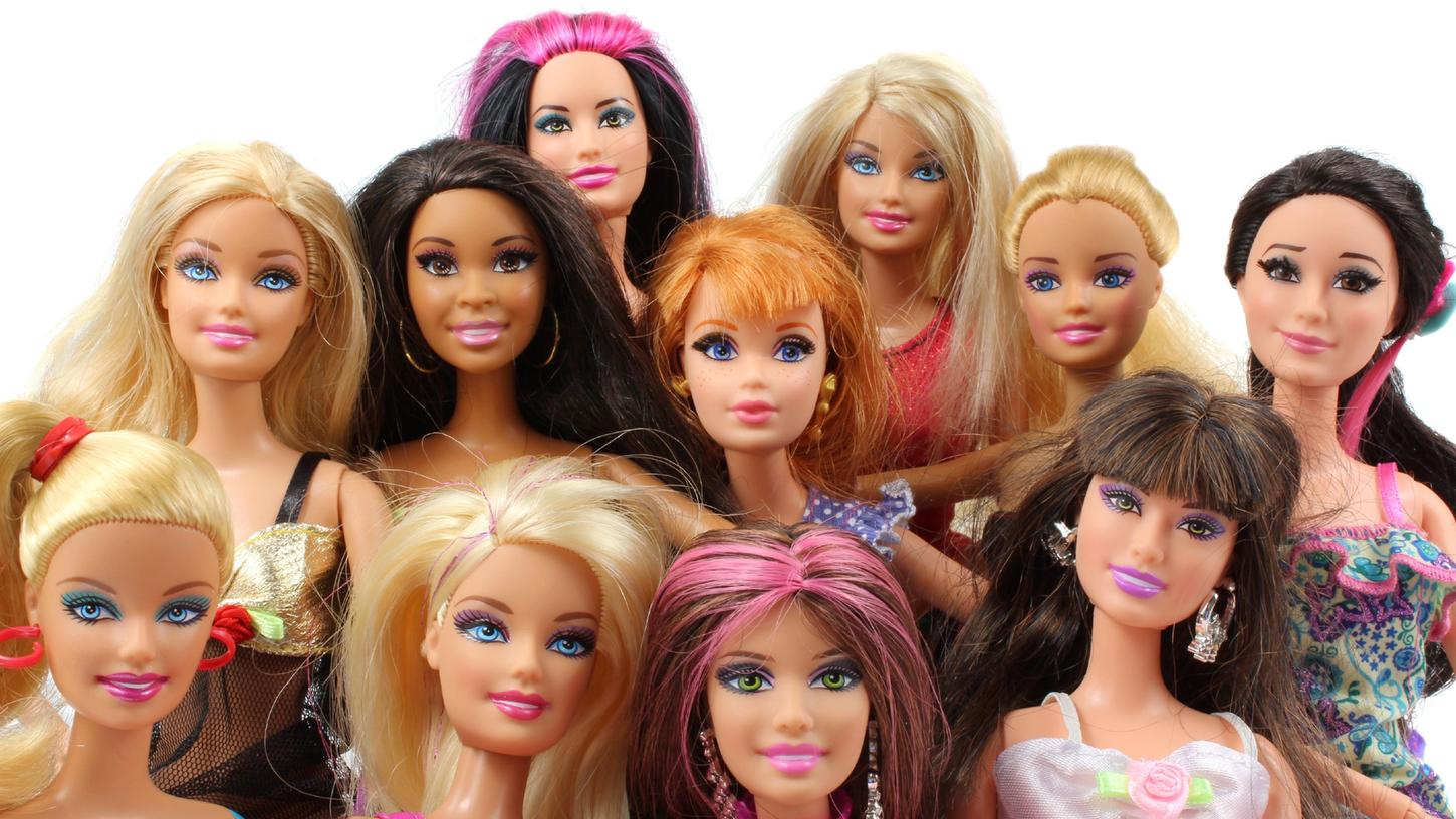 Am ersten Tag der Ausstellung ist Barbie-Puppen-Expertin Bettina Dorfmann vor Ort und begutachtet am Freitag, 1. Dezember, die mitgebrachten Schätze der Besucherinnen und Besucher. Am ersten Tag der Ausstellung ist Barbie-Puppen-Expertin Bettina Dorfmann vor Ort und begutachtet am Freitag, 1. Dezember, die mitgebrachten Schätze der Besucherinnen und Besucher.