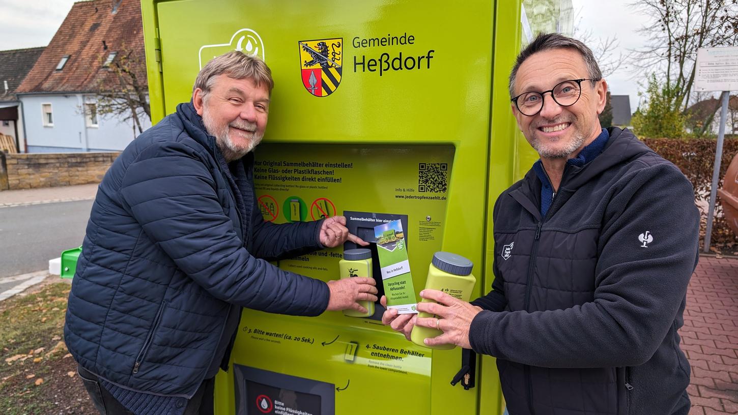  Freuen sich über den erfolgreichen Projektstart der Altspeiseöl-Sammlung in Heßdorf: Bürgermeister Horst Rehder (l.) und Hubert Zenk, Geschäftsführer von „Jeder Tropfen zählt“. 