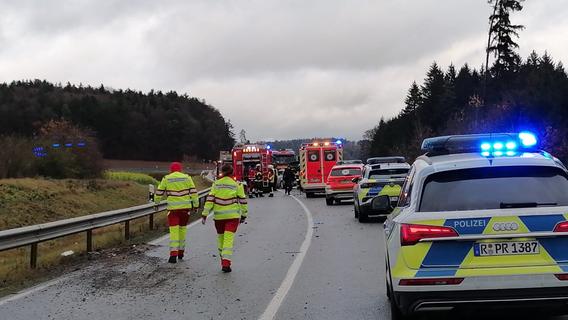 B299 gesperrt: Nach Überholmanöver schwerer Unfall auf Höhe Waldeck in der Gemeinde Pilsach