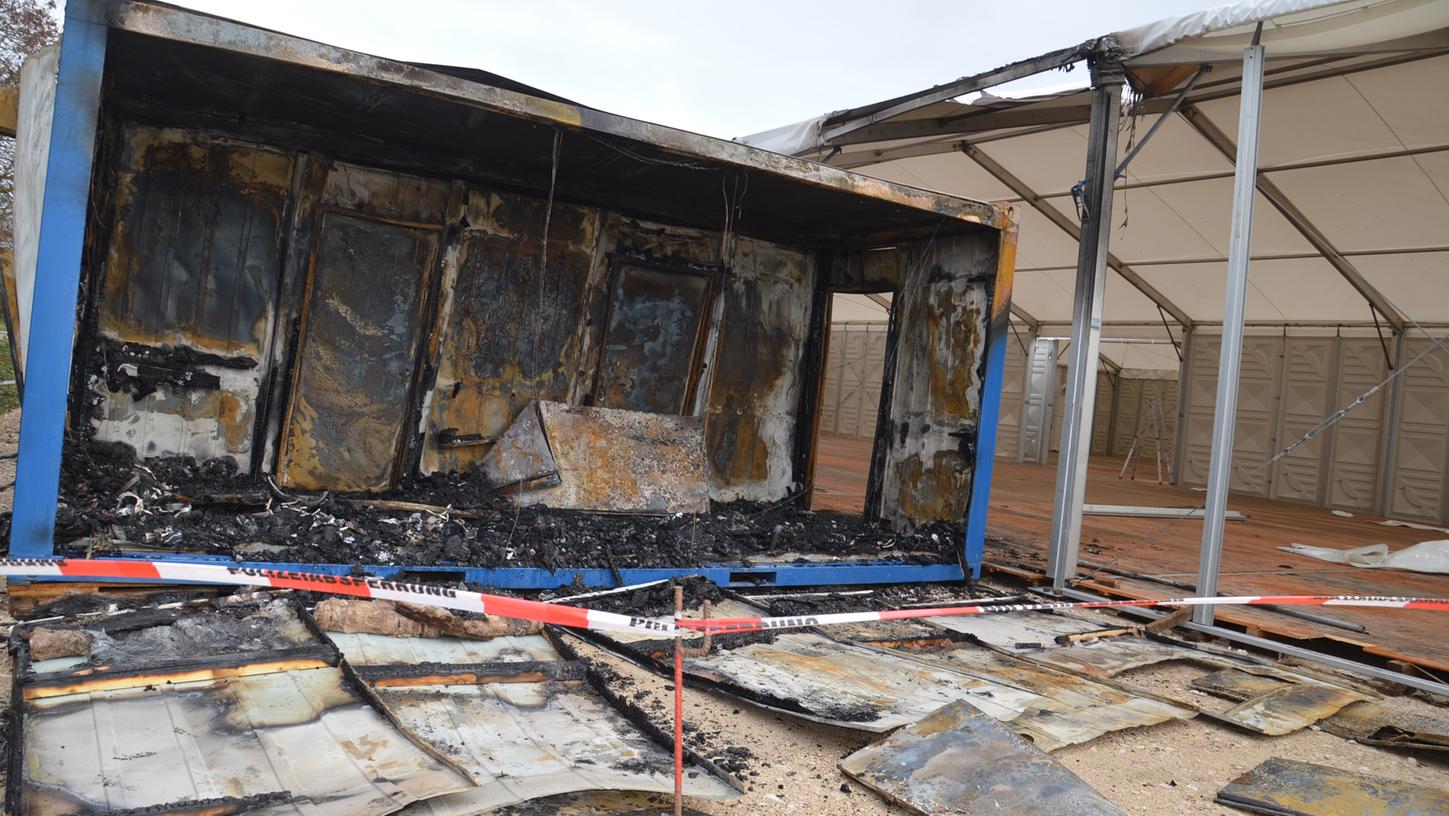 Ein Zelt und mehrere Container sind durch das Feuer beschädigt worden.