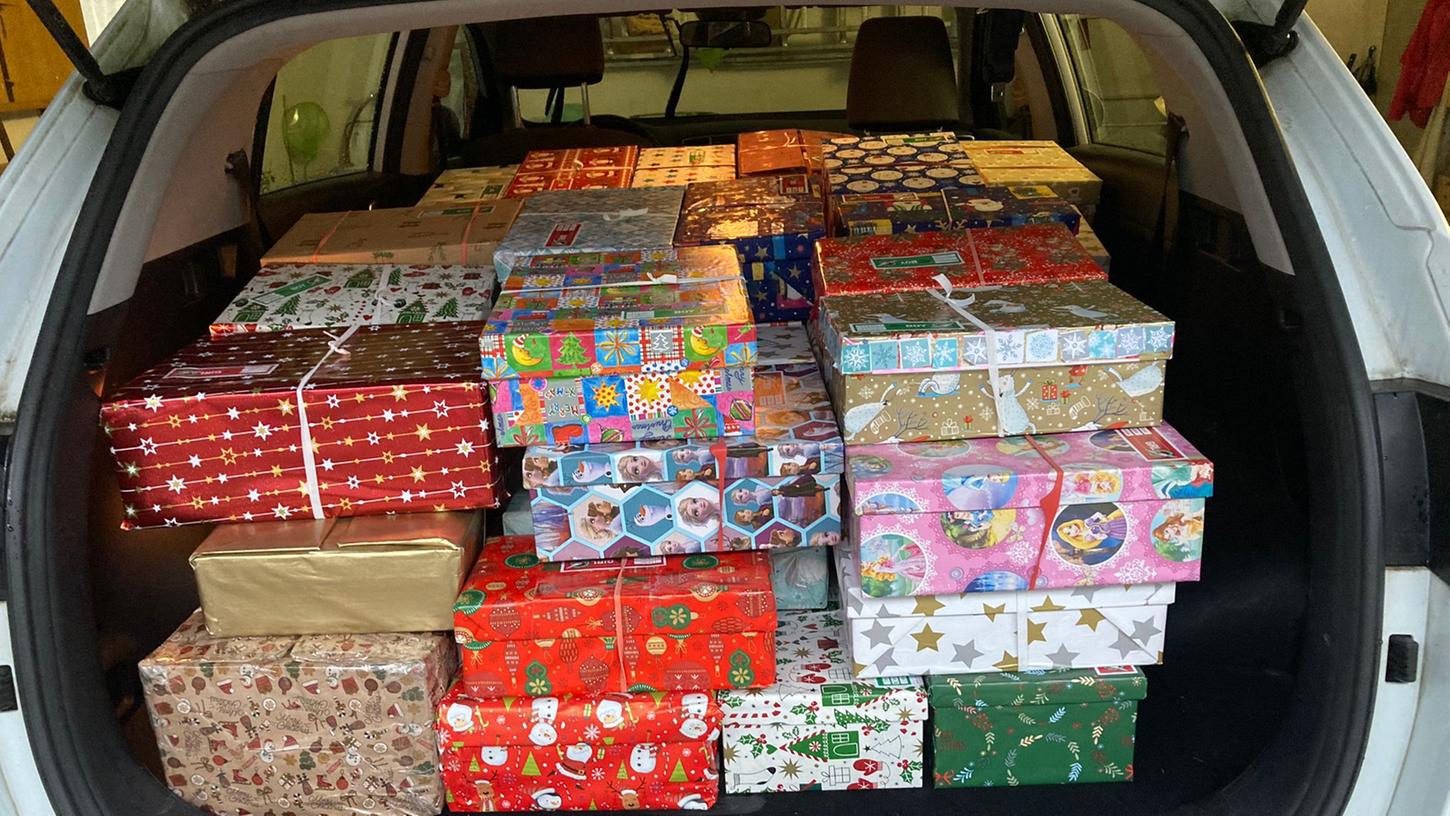 Über 70 Päckchen machen sich nun von Treuchtlingen auf den Weg nach Osteuropa, um dort Kindern ein schönes Weihnachtsfest zu bereiten. Mit dem Auto wurden diese aber zuerst nach Pleinfeld gebracht zur Sammelstelle.