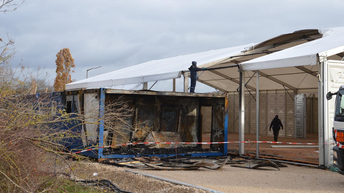 Ende November hat ein Brand in einer im Aufbau befindlichen Flüchtlingsunterkunft auf dem temporären Festplatz in Wassertrüdingen einen Großeinsatz von rund 140 Einsatzkräften ausgelöst. 