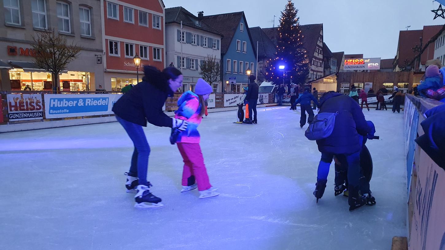 Waren schon ganz heiß aufs Eis während der Eröffnungsrede: Sobald sie vorbei war, stürmten die Kinder und Jugendlichen - teils mit ihren Eltern - die Eisbahn. Waren schon ganz heiß aufs Eis während der Eröffnungsrede: Sobald sie vorbei war, stürmten die Kinder und Jugendlichen - teils mit ihren Eltern - die Eisbahn.