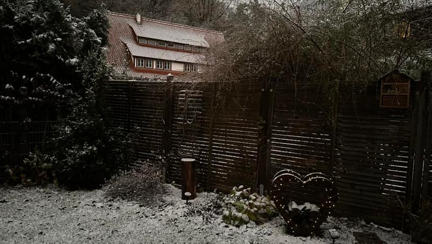 Für einen Schneemann hat es auch im Garten von Facebook-Nutzerin Manuela Angermann aus Nürnberg noch nicht gereicht - aber der Winter ist noch lang.
