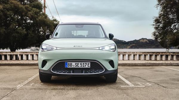 Den Sprint von 0 auf 100 km/h absolviert der Hecktriebler in 6,7 Sekunden, bei 180 km/h gebietet die Elektronik weitergehendem Vorwärtsdrang Einhalt.