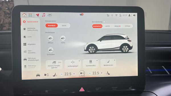 Neben dem Infotainment samt Navi versammeln sich hier auch Funktionen wie die Einstellung der Lenkkraft, der Rekuperationsintensität oder der Außenspiegel.