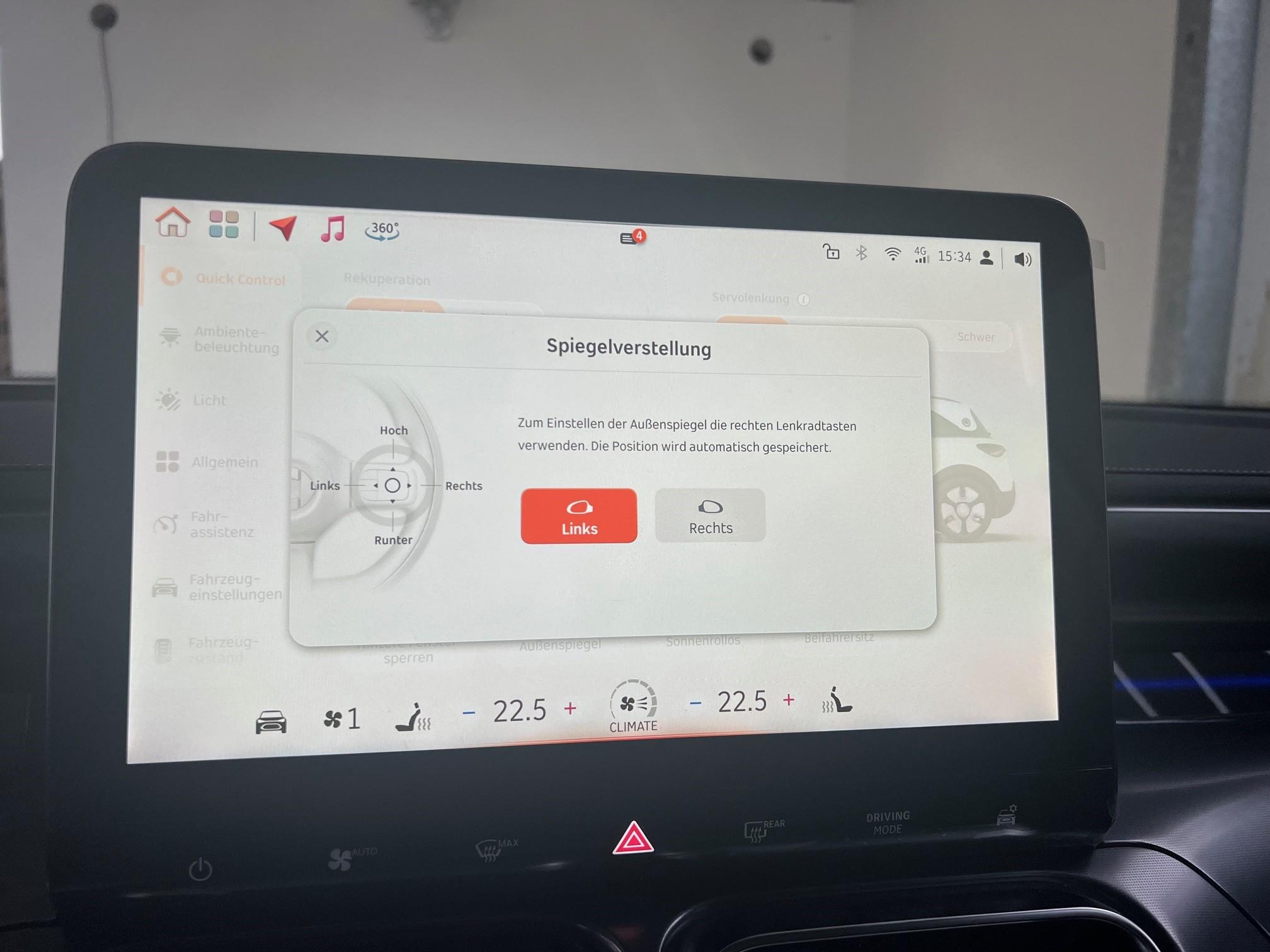Ob der linke oder rechte Spiegel verstellt werden soll, muss auf dem Bildschirm angesteuert werden, der Rest erfolgt über die Lenkradtasten.