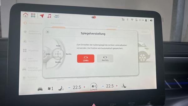 Ob der linke oder rechte Spiegel verstellt werden soll, muss auf dem Bildschirm angesteuert werden, der Rest erfolgt über die Lenkradtasten.