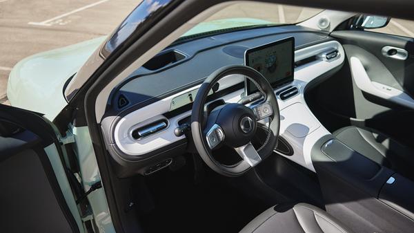 Die Inneneinrichtung ist freundlich und minimalistisch-modern.