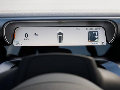 Anders als beim eng verwandten Volvo EX30 gibt es erfreulicherweise noch ein kleines Tachoinstrument.