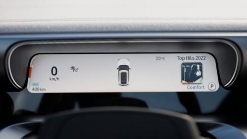 Anders als beim eng verwandten Volvo EX30 gibt es erfreulicherweise noch ein kleines Tachoinstrument.