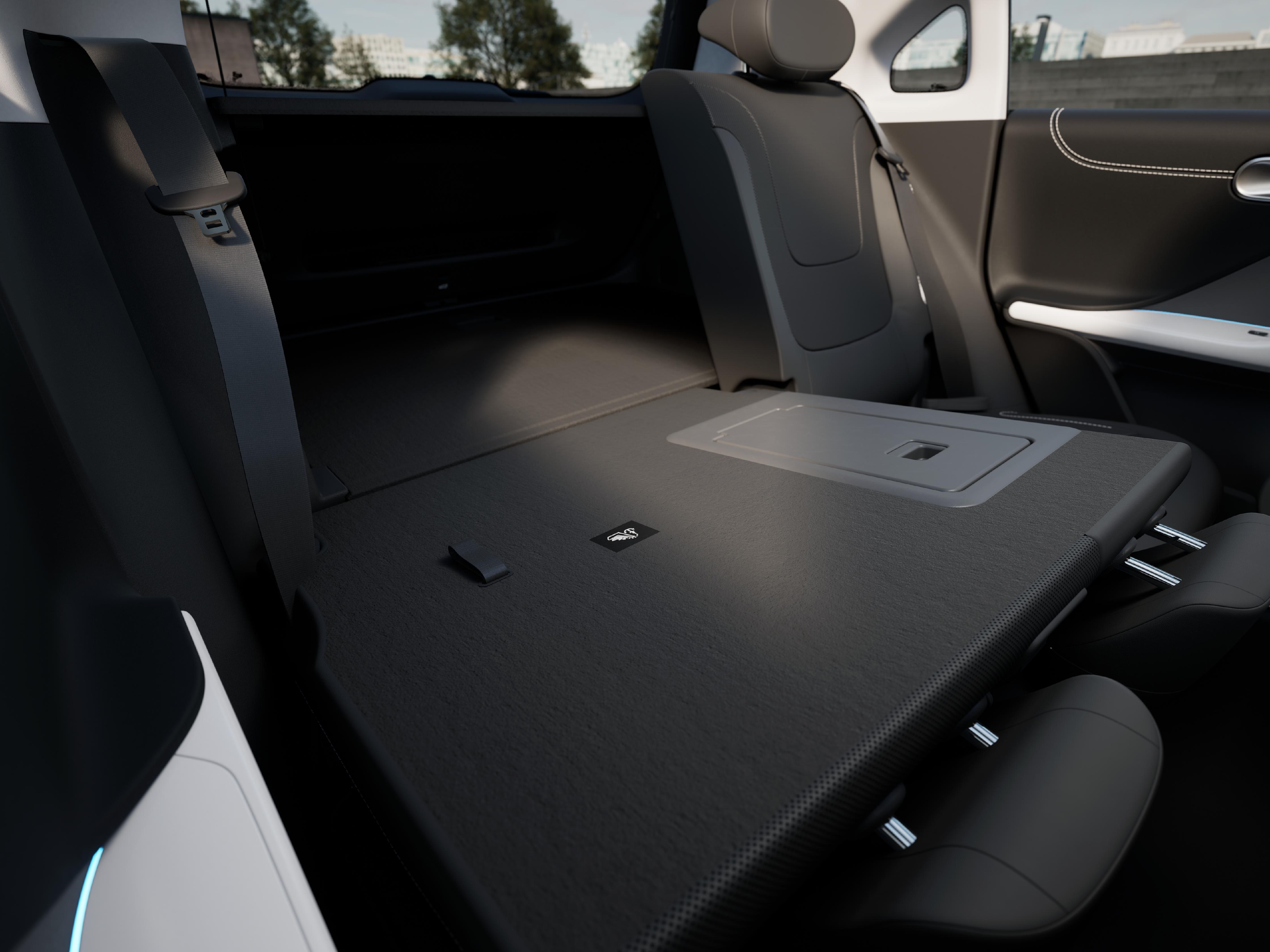 Die Rückbank lässt sich längst verschieben, ihre Lehnen sind im Verhältnis 60:40 geteilt umlegbar.