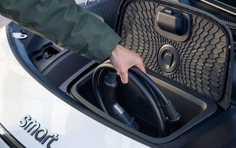 Zusätzlich gibt es einen kleinen Frunk unter der Fronthaube. Mit dem Verstauen langer Ladekabel tut man sich aber schwer.