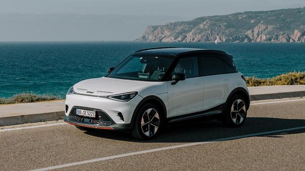 Das ist das Topmodell Smart #1 Brabus. Je ein E-Motor vorn und hinten führen zu Allradantrieb und einer Systemleistung von 315 kW/428 PS. Preis: Ab 48.990 Euro.