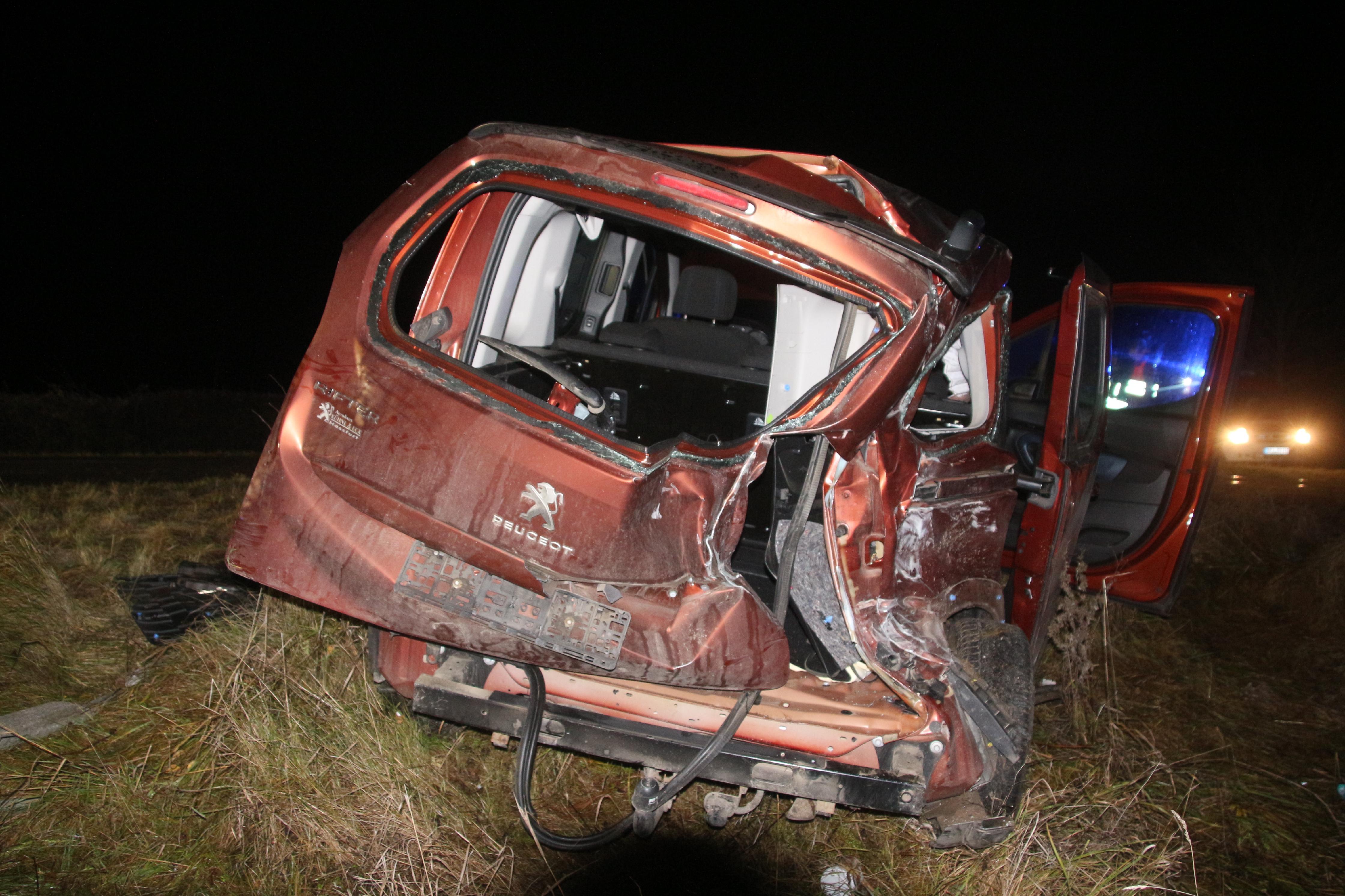 Unbeschrankter Bahnübergang: Autofahrer übersieht Zug - zwei Personen verletzt
