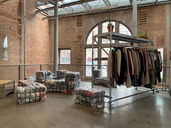 Gentlemachine ist seit November im Glaskubus des Künstlerhauses beheimatet. Der Concept Store kämpft gegen Fast Fashion.