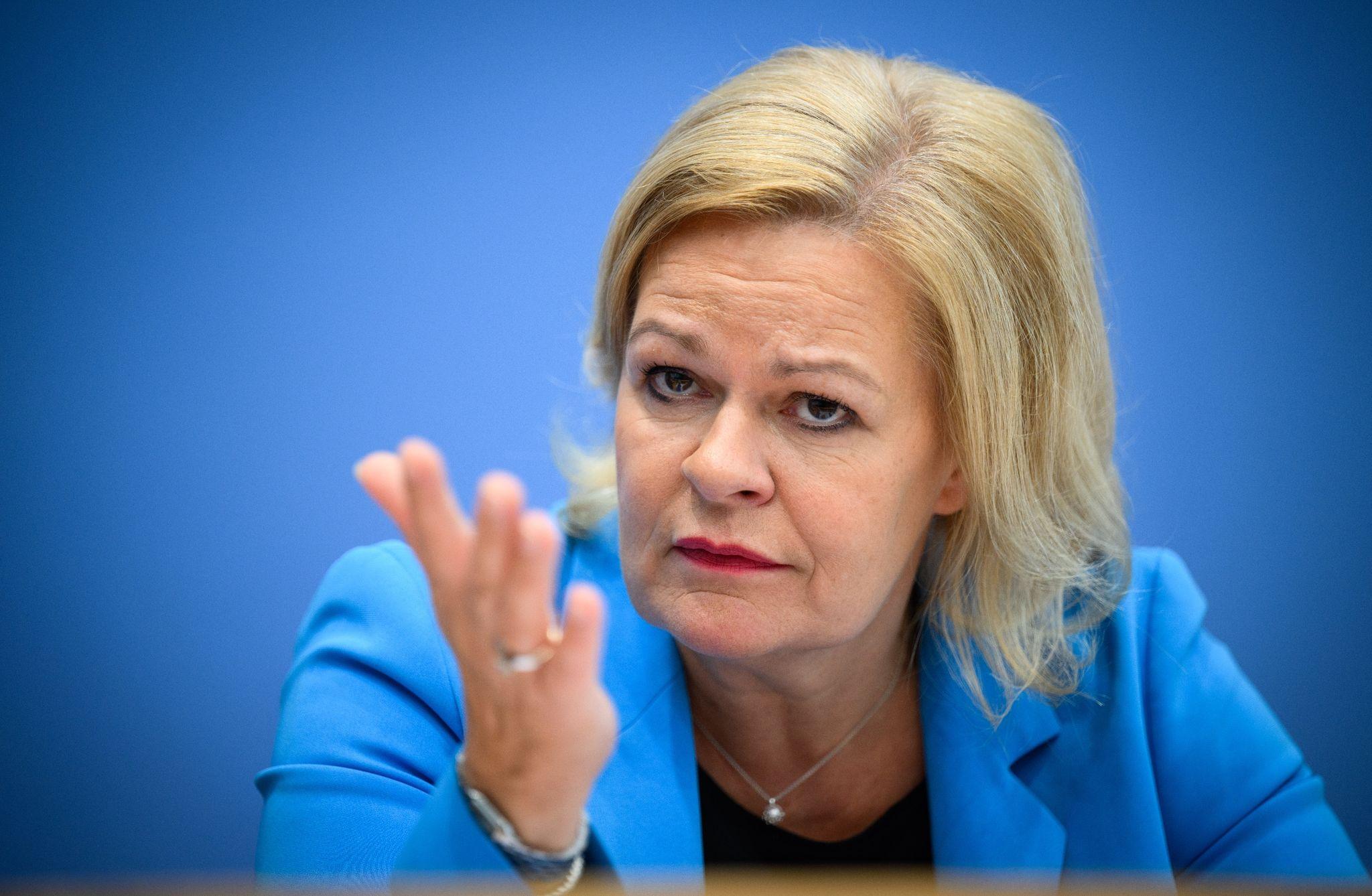 Tag gegen Gewalt an Frauen: Faeser fordert besseren Schutz