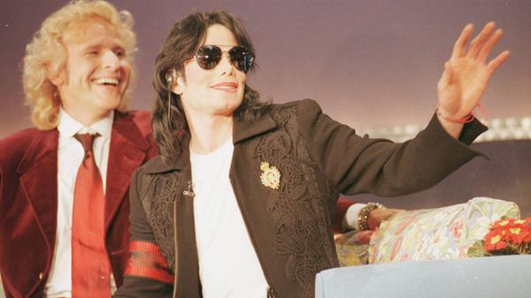 <p>1999 war der King of Pop bei Thomas Gottschalk zu Gast. Michael Jackson besuchte die Show während ihrer Ausgabe in Saarbrücken.</p>