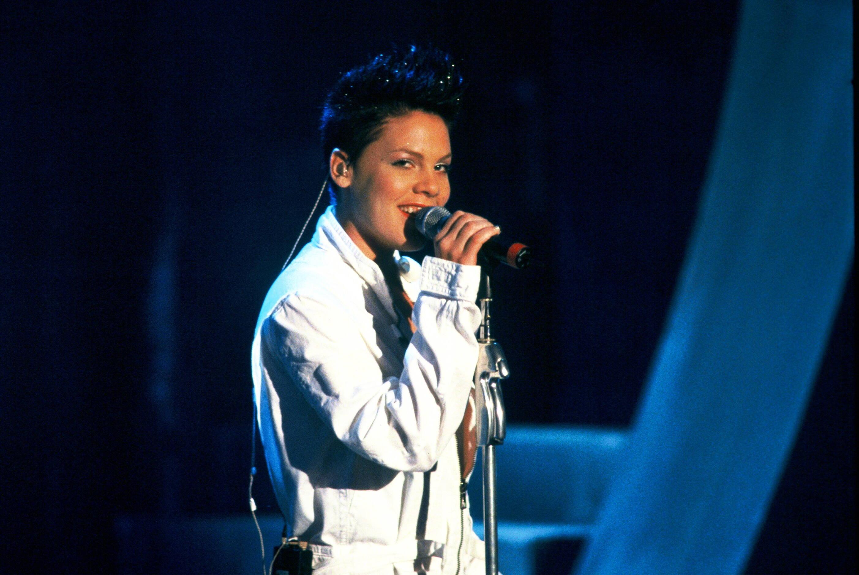 <p>Sängerin Pink war Ende 2002 Teil der "Wetten, dass..?"-Show in Düsseldorf.</p>
