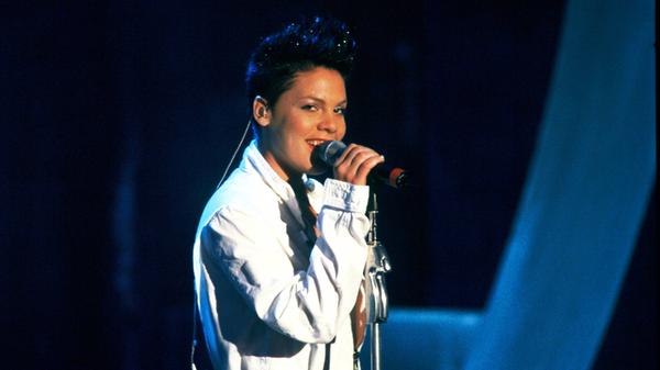 <p>Sängerin Pink war Ende 2002 Teil der "Wetten, dass..?"-Show in Düsseldorf.</p>