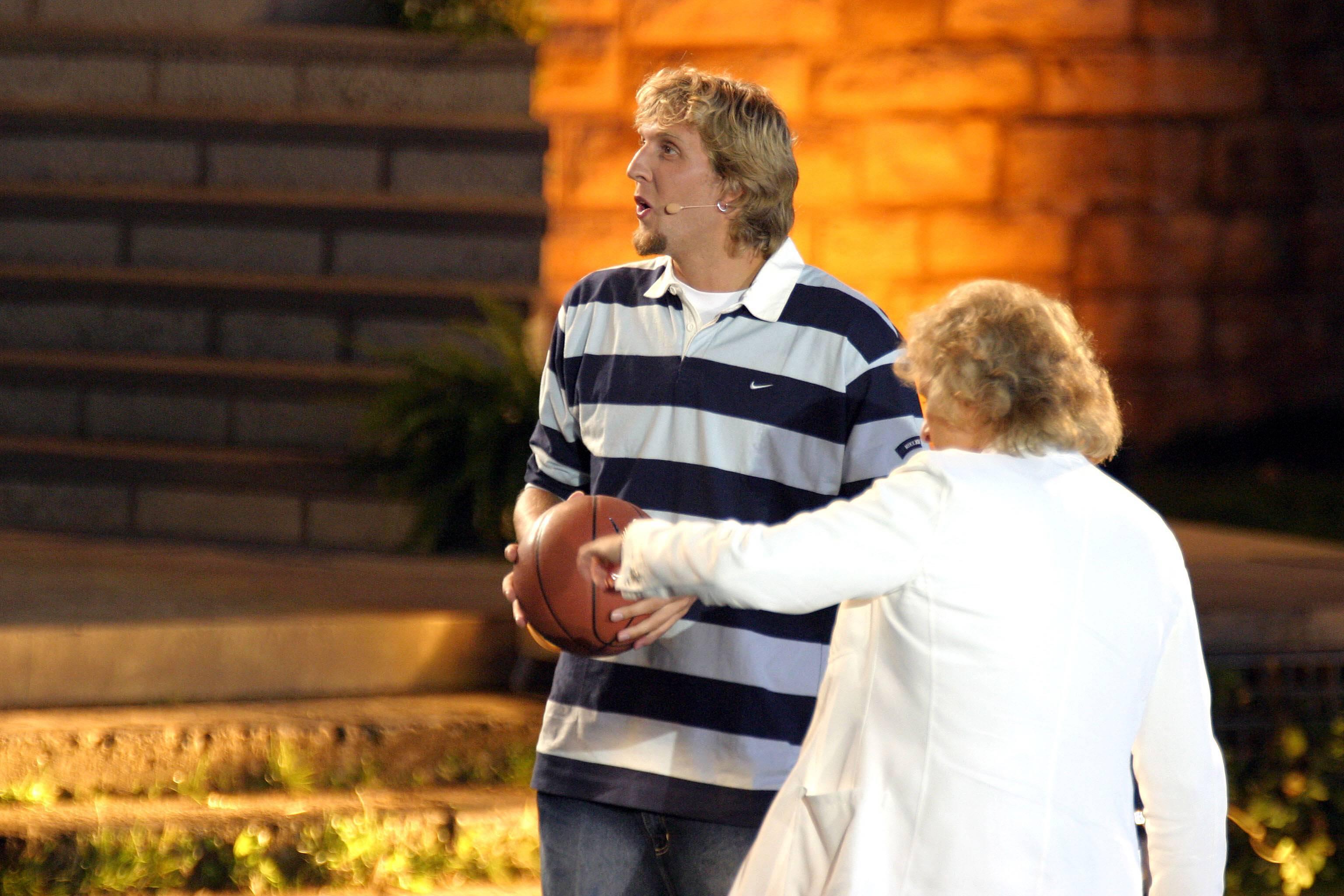 <p>Der berühmteste deutsche Basketballspieler Dirk Nowitzki durfte selbstverständlich auch nicht fehlen. Bei der Berliner Ausgabe 2004 zeigte der NBA-Star sein Können.</p>
