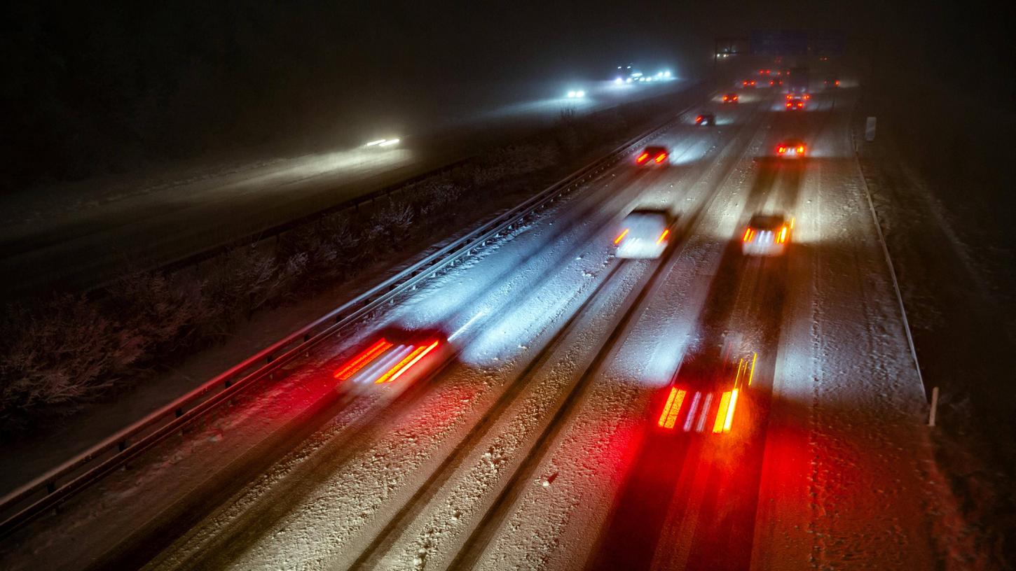 Die Schneeglätte auf den Straßen wurde am Montag mehreren Auto- und Lkw-Fahrern in Bayern zum Verhängnis. 