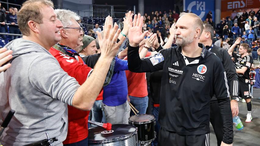 Abklatschen nach dem Wichtig-Sieg: Hartmut Mayerhoffer wusste um die Druckresistenz seines Teams. Abklatschen nach dem Wichtig-Sieg: Hartmut Mayerhoffer wusste um die Druckresistenz seines Teams.