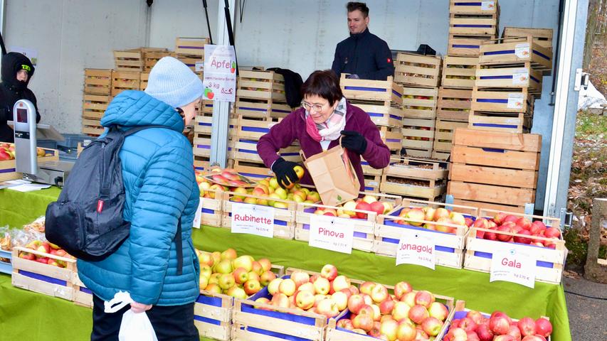 Im Mittelpunkt stehen beim Waldmarkt seit jeher Holz und regionale Proukte wie diese heimischen Äpfel.
