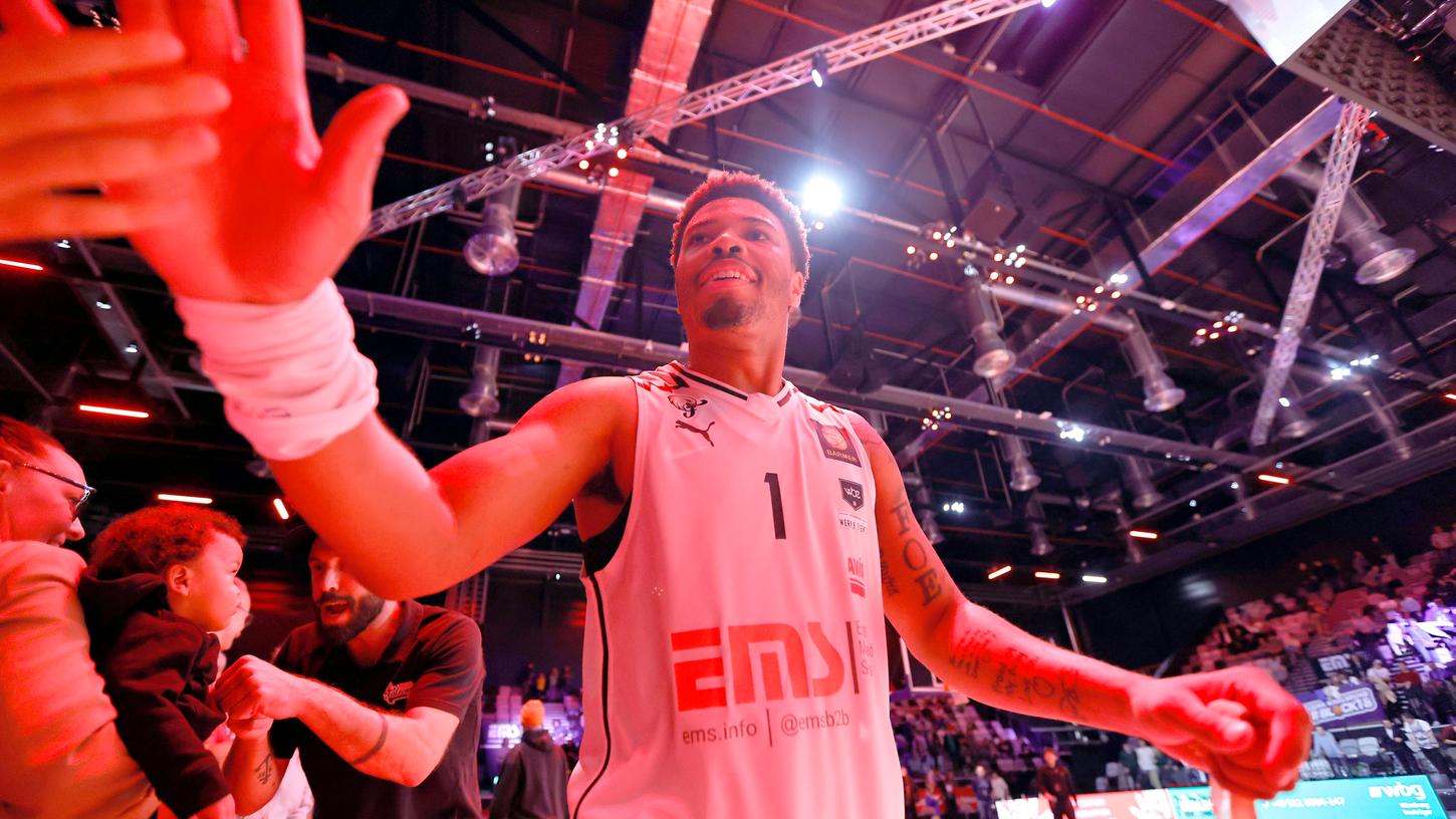 Abklatschen mit den Fans: Kai Huntsberry durfte bei seinem Debüt für die Nürnberg Falcons auch gleich den ersten Sieg feiern. Abklatschen mit den Fans: Kai Huntsberry durfte bei seinem Debüt für die Nürnberg Falcons auch gleich den ersten Sieg feiern.