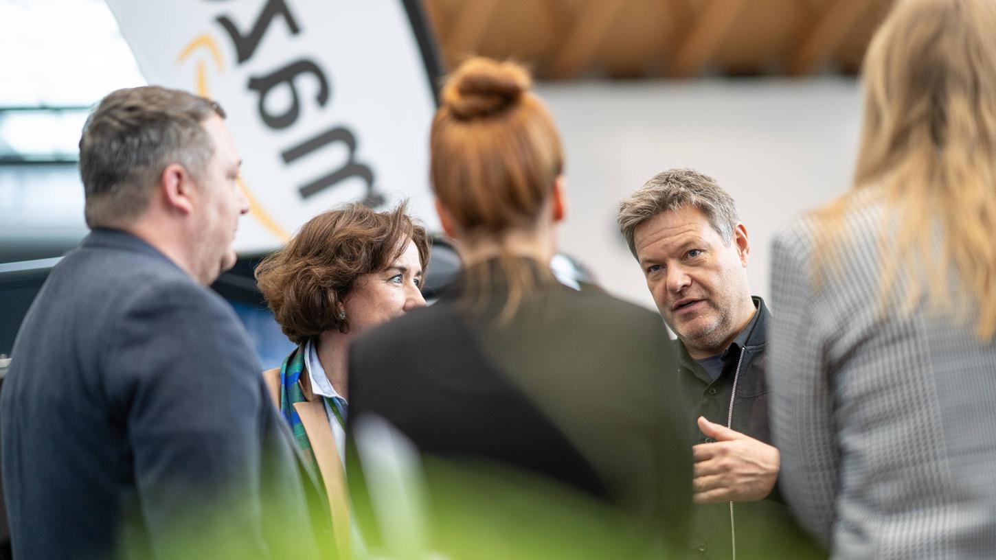 Vizekanzler Robert Habeck bei Diskussionen am Rande des Parteitages. Vizekanzler Robert Habeck bei Diskussionen am Rande des Parteitages.