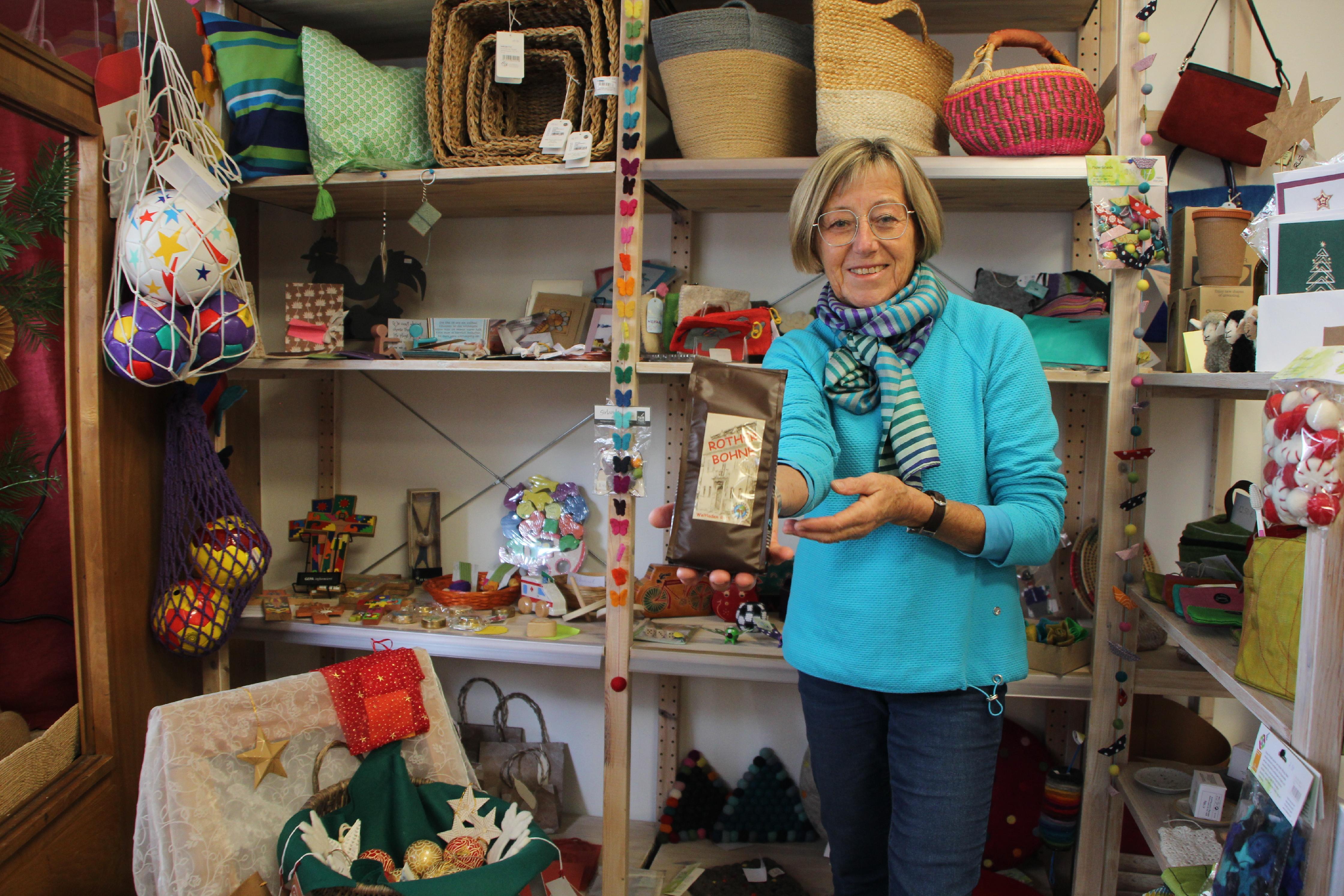 Foto: Annette Spiegl ist seit 25 Jahren dabei. Sie kümmert sich vor allem um die Auswahl der kunsthandwerklichen Artikel. Die „Rother Bohne“ findet Sie aber auch ein schönes Geschenk.