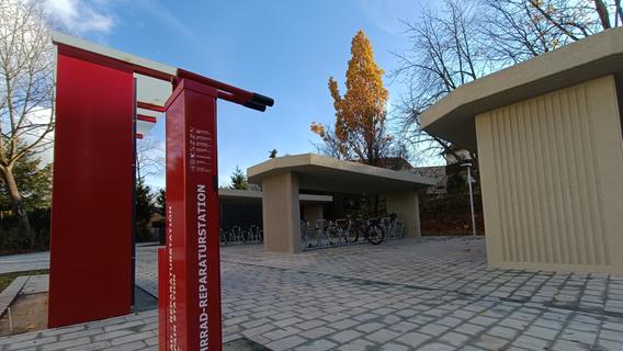 Mit Schließanlage und Service-Station: Neuer Parkplatz für Fahrräder am Bahnhof