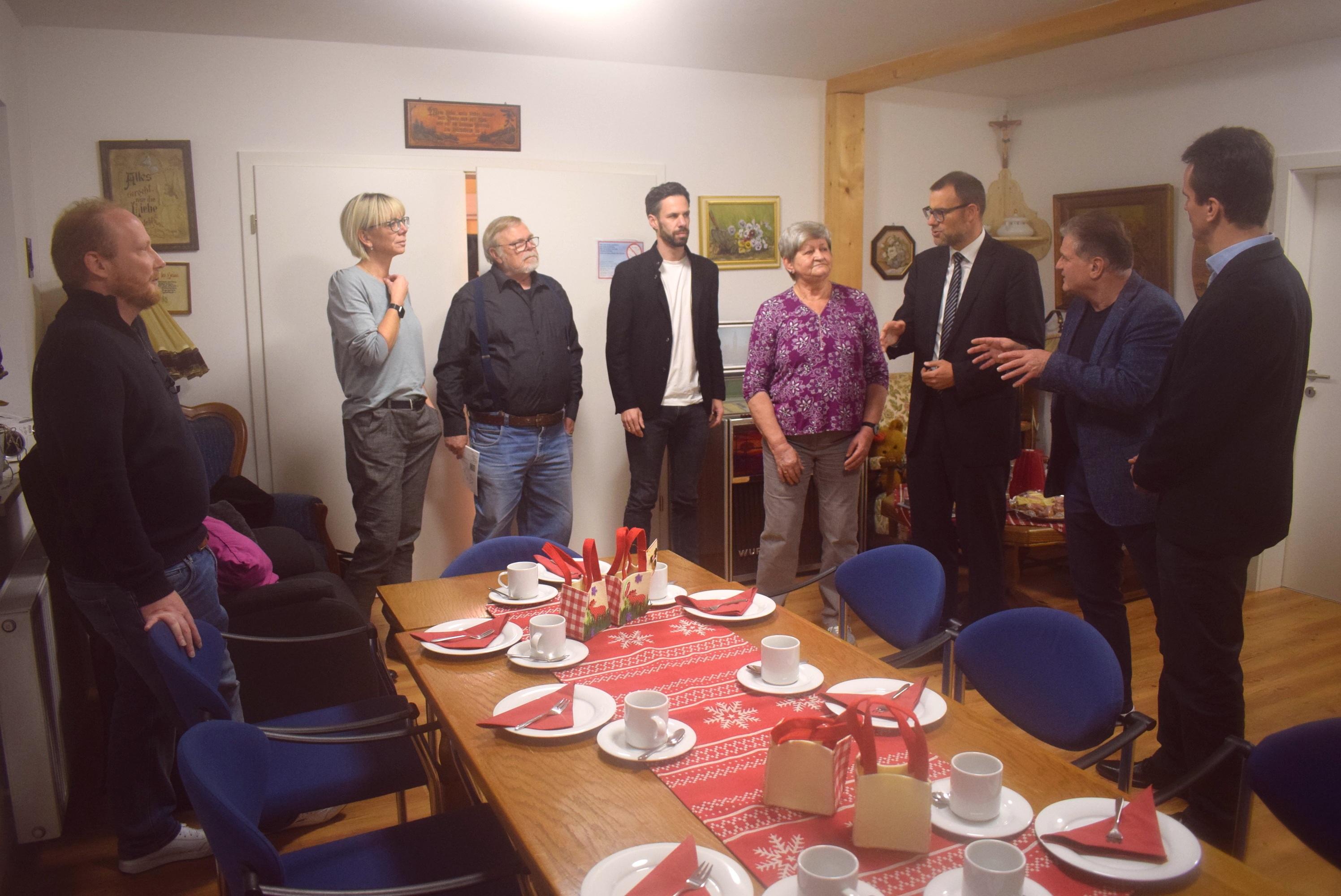 ROT-MdBRalphEdelhaeusserbesuchtAwoMehrgenerationenhausinKleinschwarzenlohe