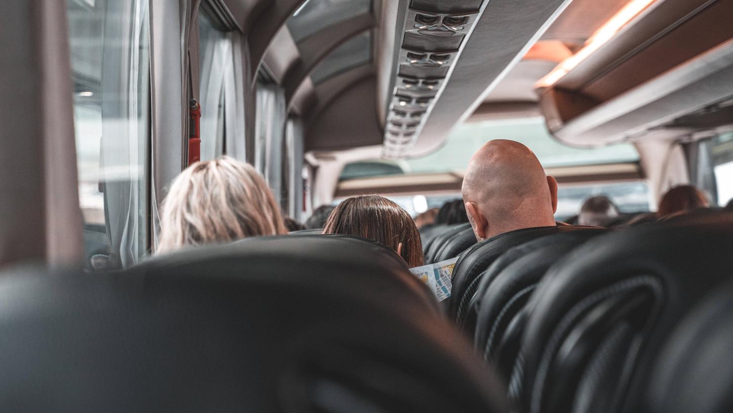Wer als Paar im Bus reist, will natürlich zusammensitzen. Das kann kosten.