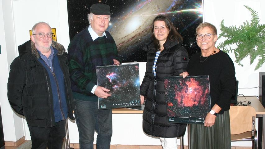 Bei der offiziellen Vorstellung des Kalenders der Sternwarte Feuerstein: Martin Haendl (v.l.), Frank Fleischmann, Christiane Meyer, Rosi Kraus. Bei der offiziellen Vorstellung des Kalenders der Sternwarte Feuerstein: Martin Haendl (v.l.), Frank Fleischmann, Christiane Meyer, Rosi Kraus.