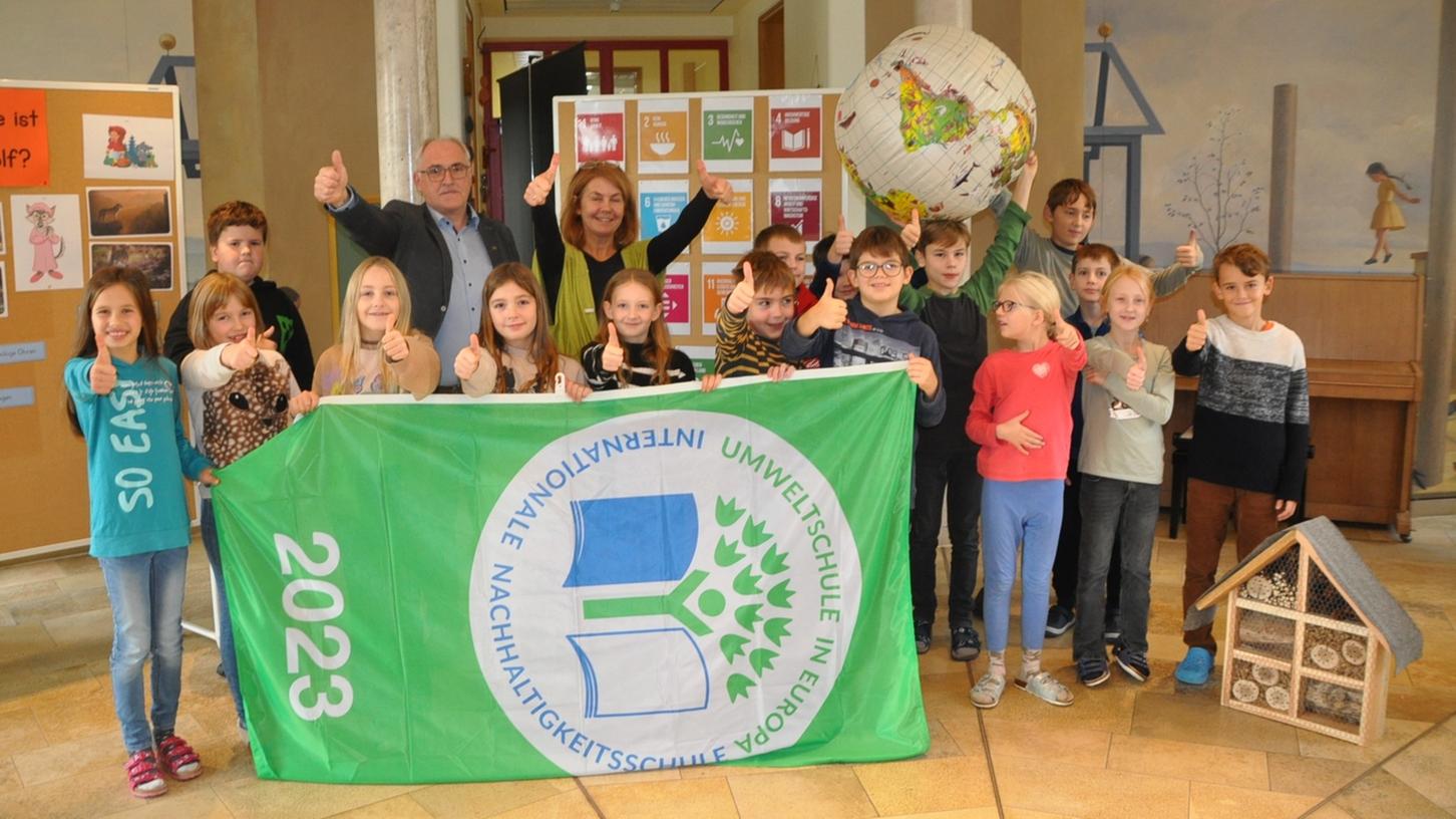 Die Grundschule Langenenaltheim ist jetzt „Umweltschule in Europa“: Das feierten die Kinder, Bürgermeister Alfred Maderer und Schulleiterin Marion Gretzer.