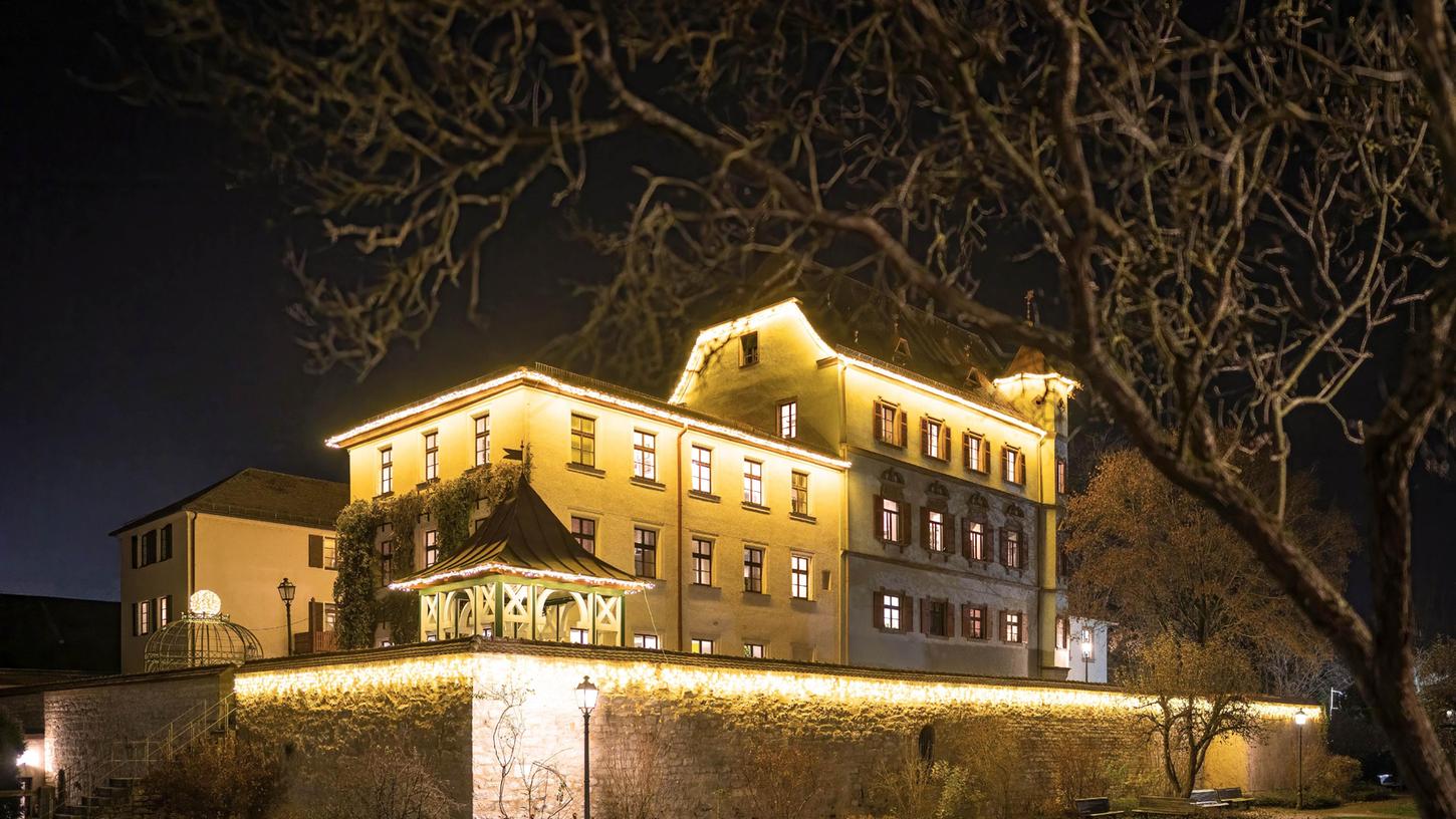 Das illuminierte Stadtschloss ist in Treuchtlingen zur Weihnachtszeit ein besonderer Hingucker. Das illuminierte Stadtschloss ist in Treuchtlingen zur Weihnachtszeit ein besonderer Hingucker.