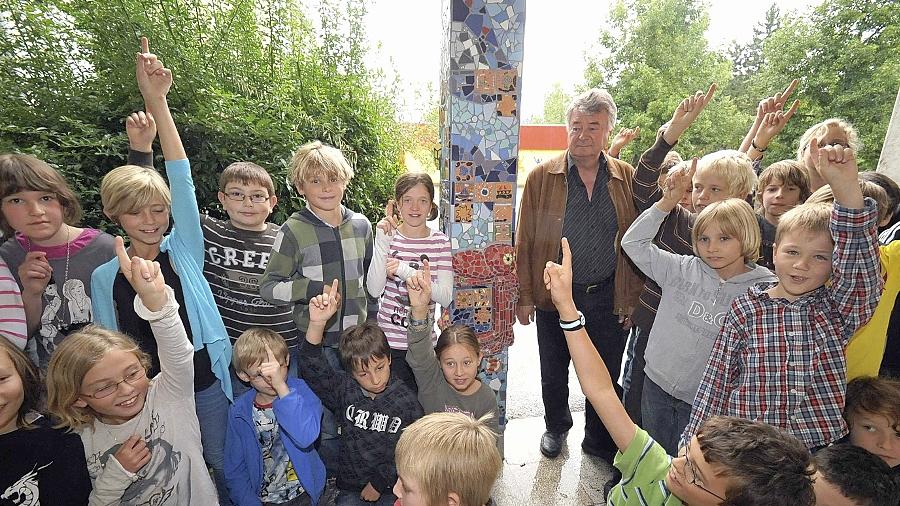 Buntes Mosaik der Elemente aus Fliesen und Beton