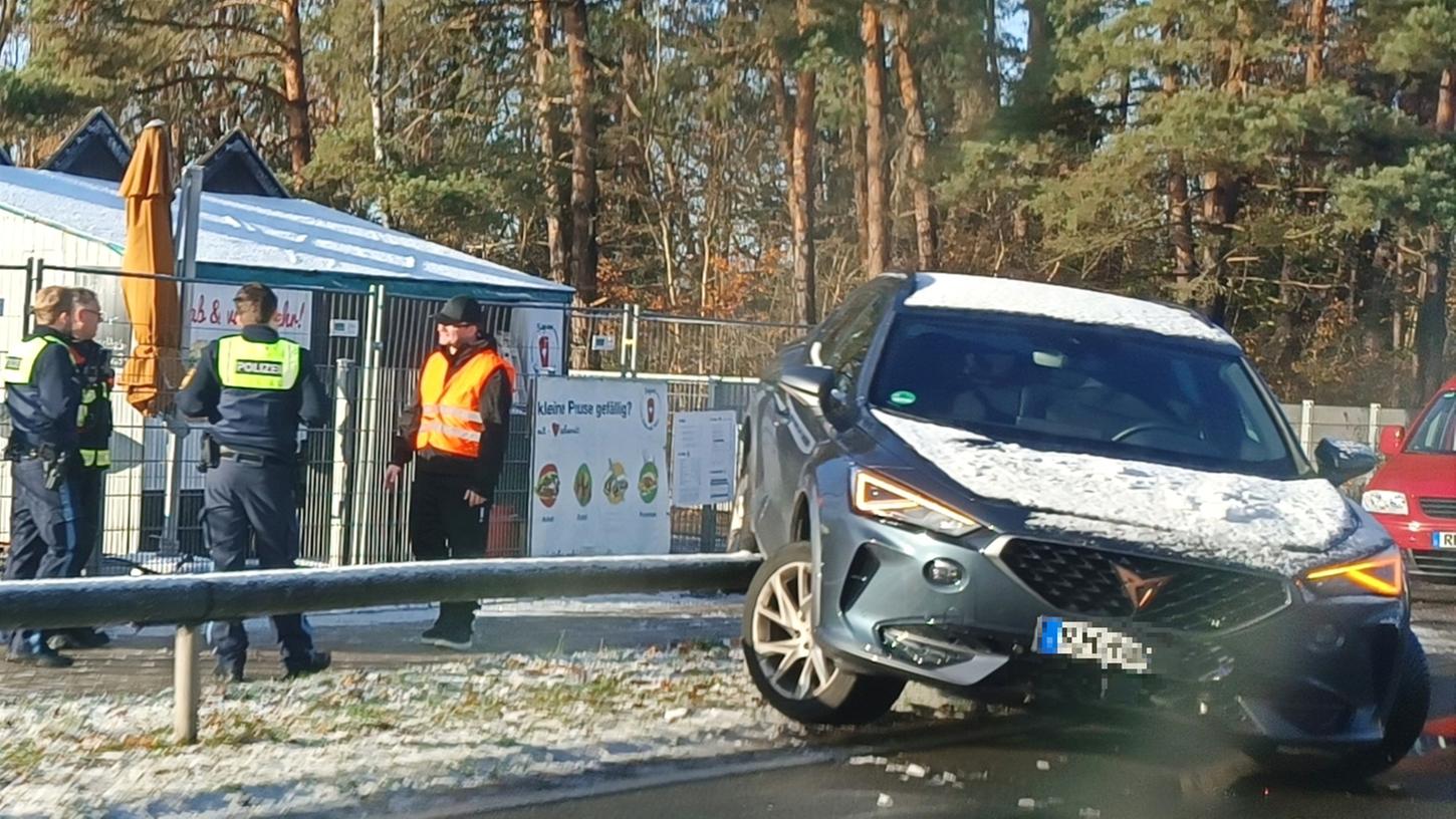 Aufgrund der Glätte kam am Sonntag in Roth ein Auto auf der Allersberger Straße von der Fahrbahn ab. Aufgrund der Glätte kam am Sonntag in Roth ein Auto auf der Allersberger Straße von der Fahrbahn ab.