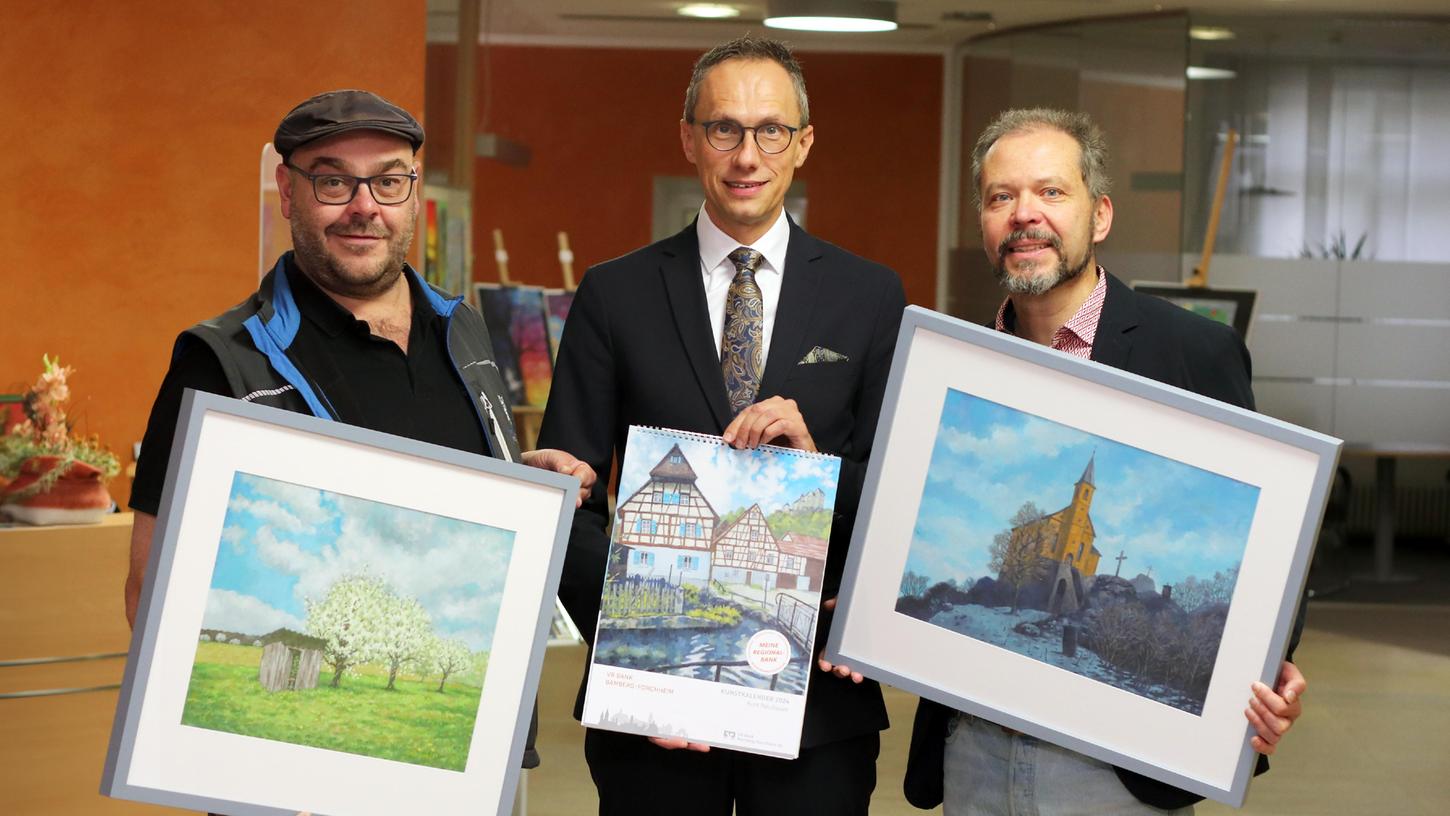 Bei der Vorstellung des Kunstkalenders 2024: (v.l.) Frank Streit, Geschäftsführer der Druckerei Streit, Joachim Hausner, Vorstandsvorsitzender der VR.Bank Bamberg-Forchheim und der Künstler Kurt Neubauer. Bei der Vorstellung des Kunstkalenders 2024: (v.l.) Frank Streit, Geschäftsführer der Druckerei Streit, Joachim Hausner, Vorstandsvorsitzender der VR.Bank Bamberg-Forchheim und der Künstler Kurt Neubauer.