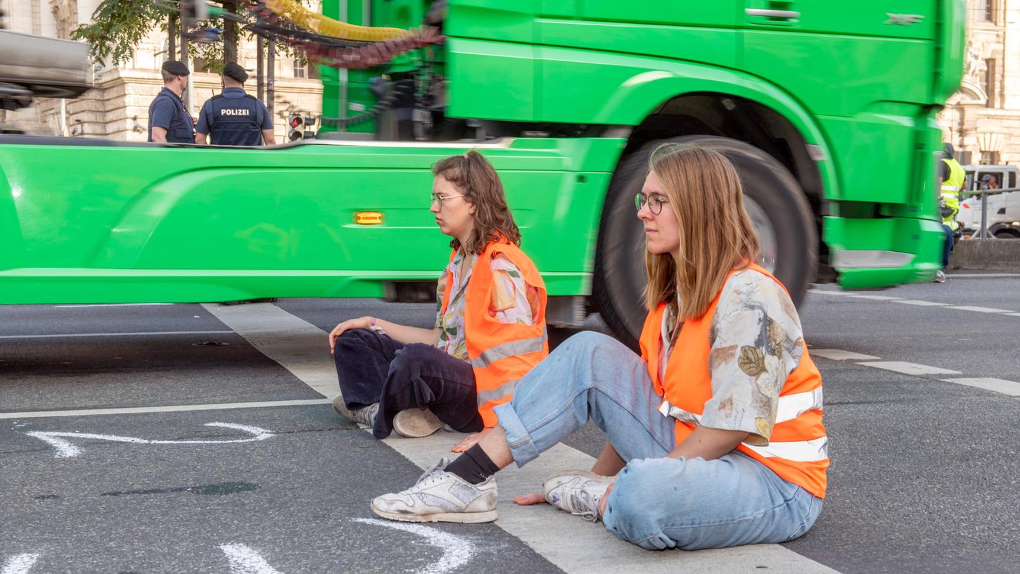 Mit Sitzblockaden im Straßenverkehr versuchen Teilnehmer der "Letzten Generation" auf die Folgen des Klimawandels aufmerksam zu machen (Symbolbild). Mit Sitzblockaden im Straßenverkehr versuchen Teilnehmer der "Letzten Generation" auf die Folgen des Klimawandels aufmerksam zu machen (Symbolbild).