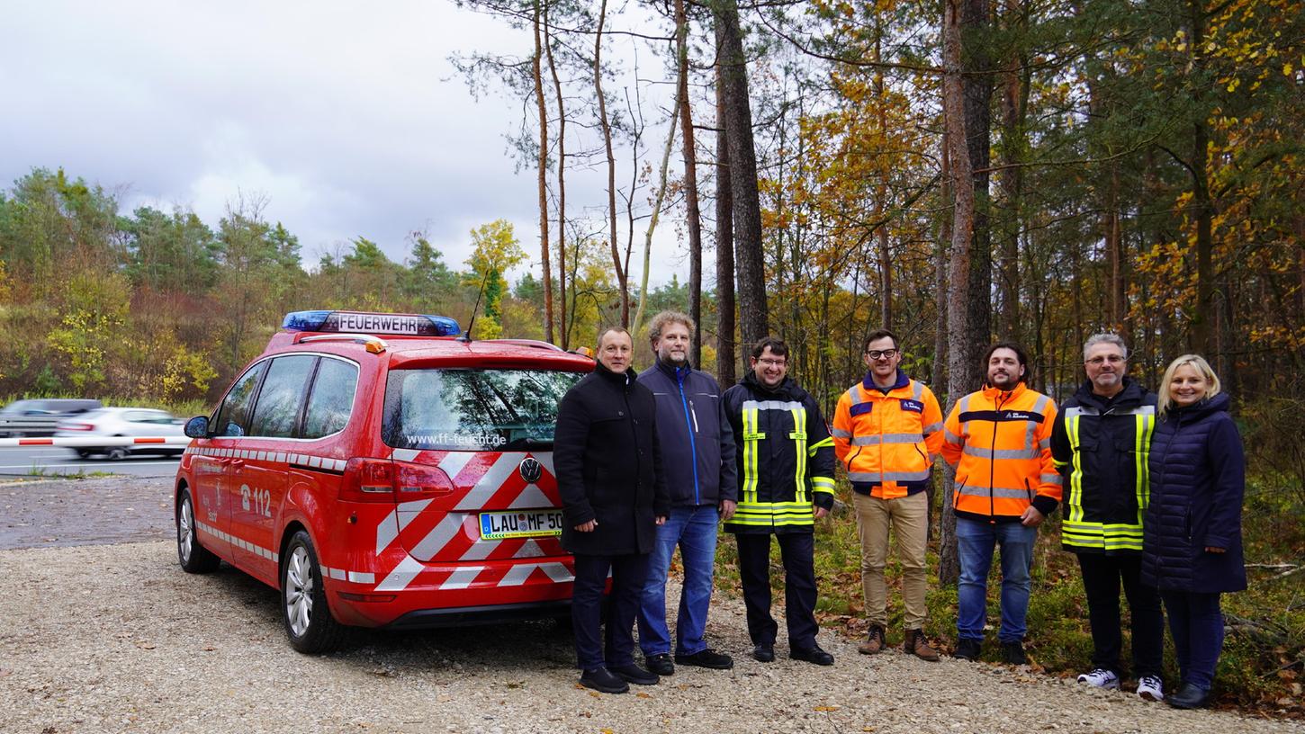 Bei der Eröffnung der Notzufahrt (von links): Bürgermeister Jörg Kotzur mit Bauamtsleiter Andreas Brandmann, Till Bohnekamp, Zweiter Kommandant der Freiwilligen Feuerwehr Markt Feucht, Andreas Schneider und Kai Zeisler von der Autobahn GmbH des Bundes Niederlassung Nordbayern, Erster Kommandant der Freiwilligen Feuerwehr Markt Feucht Armin Zwilling und Projektleiterin Jeanette Thin vom Markt Feucht. Bei der Eröffnung der Notzufahrt (von links): Bürgermeister Jörg Kotzur mit Bauamtsleiter Andreas Brandmann, Till Bohnekamp, Zweiter Kommandant der Freiwilligen Feuerwehr Markt Feucht, Andreas Schneider und Kai Zeisler von der Autobahn GmbH des Bundes Niederlassung Nordbayern, Erster Kommandant der Freiwilligen Feuerwehr Markt Feucht Armin Zwilling und Projektleiterin Jeanette Thin vom Markt Feucht.