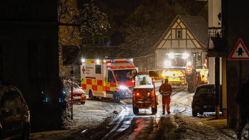 Laut Medienberichten war der RTW nach den starken Schneefällen am Abend auf einer glatten Straße an einem Berg in Wilhermsdorf ins Rutschen geraten. 
