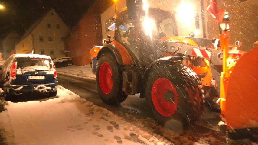 Nach starkem Schneefall im Landkreis Fürth: Rettungswagen gerät ins Rutschen und ruft Feuerwehr