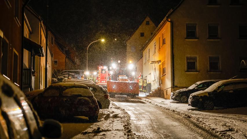 Nach starkem Schneefall im Landkreis Fürth: Rettungswagen gerät ins Rutschen und ruft Feuerwehr