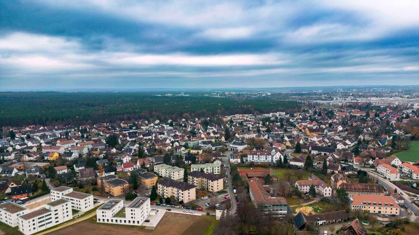 Buckenhof ist die flächenmäßig kleinste Gemarkung in Bayern und grenzt im Westen an die Großstadt Erlangen (Hintergrund).  