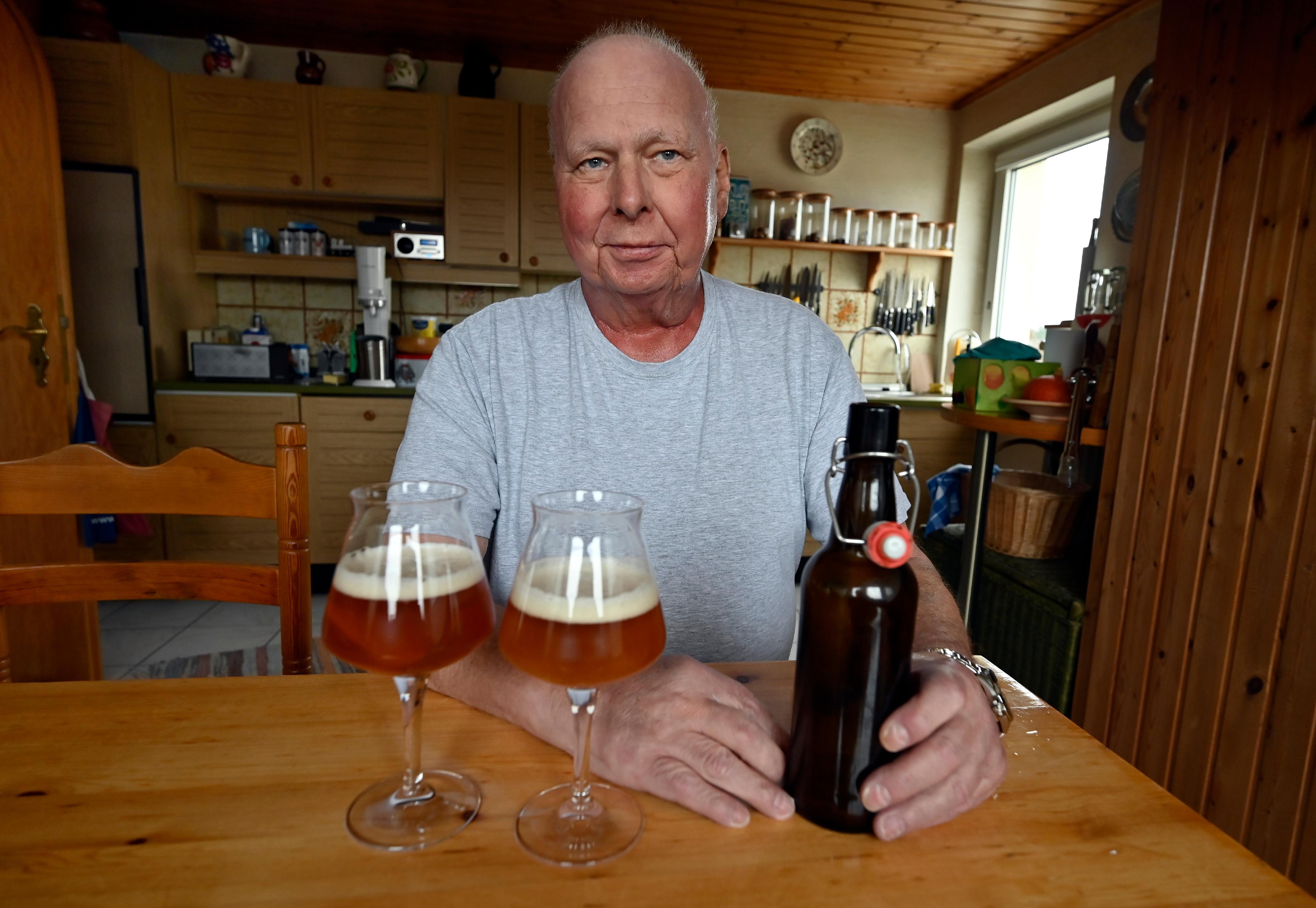 Josef Koblischek mit einer Kostprobe seines selbst gebrauten Doppelbocks. Lecker!