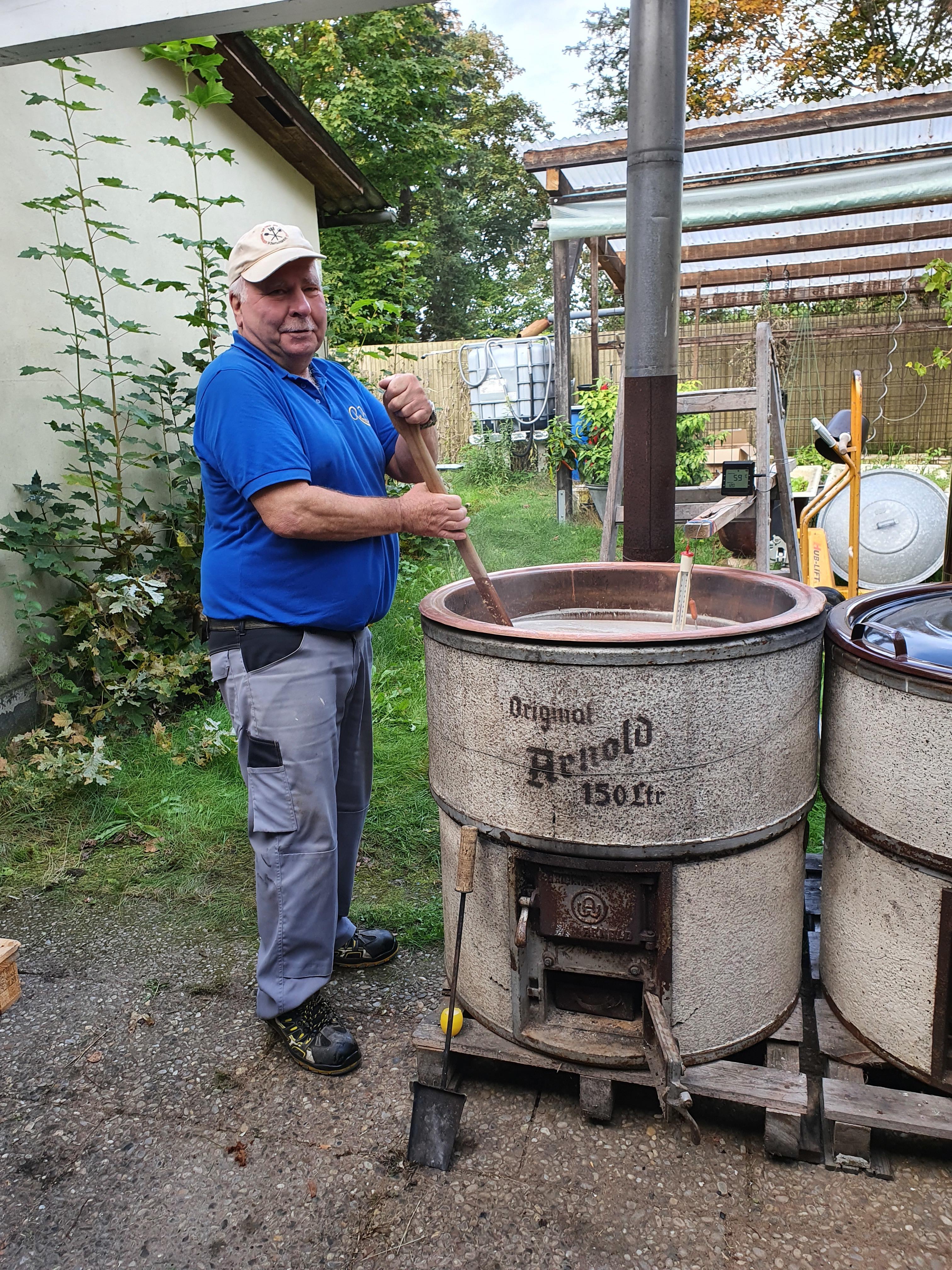 Josef Koblischek beim Bierbrauen auf seiner "Ränch".